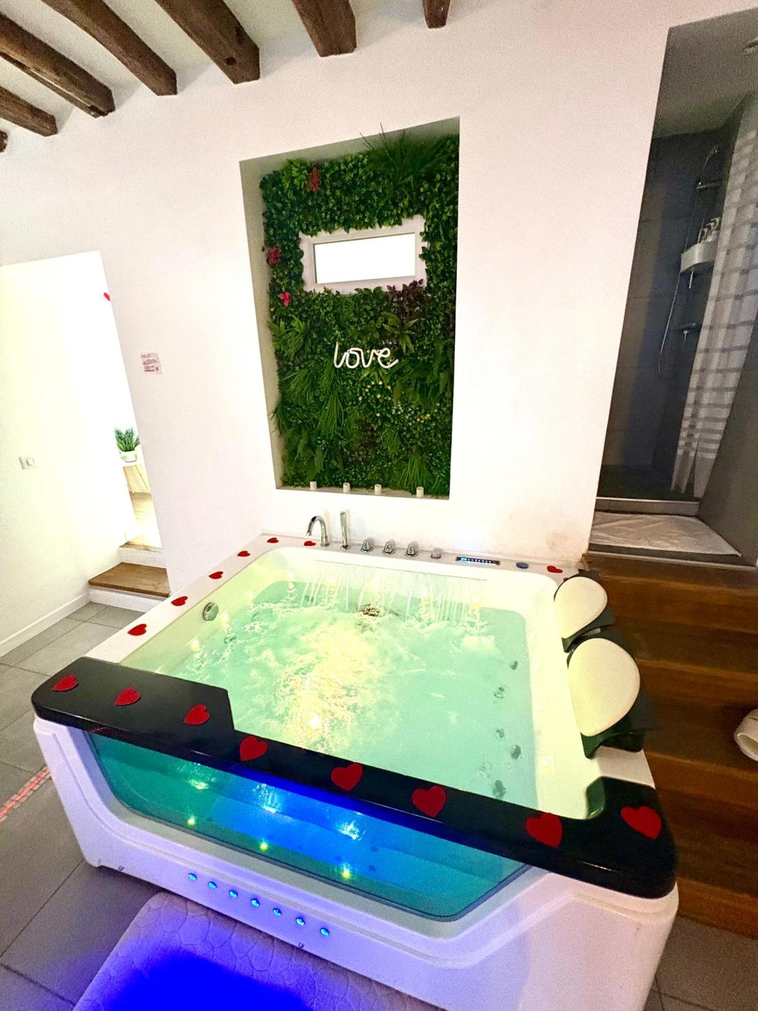 Moderne Avec Jacuzzi Apartment
